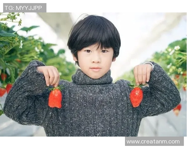 小孩热衷模仿足球明星转场瞬间展现童趣与梦想