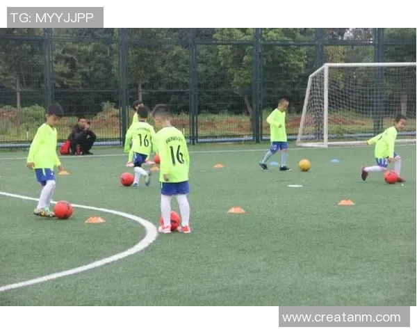 幼儿足球明星海报展示小小球员的梦想与激情的精彩瞬间